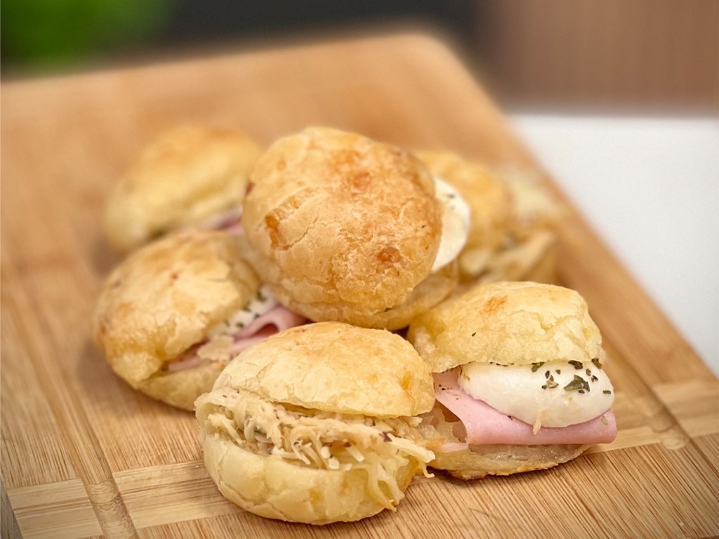 sanduiche de pão de queijo