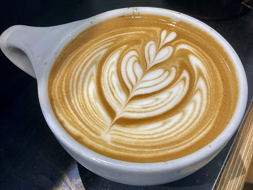 xicara de cafe latte art