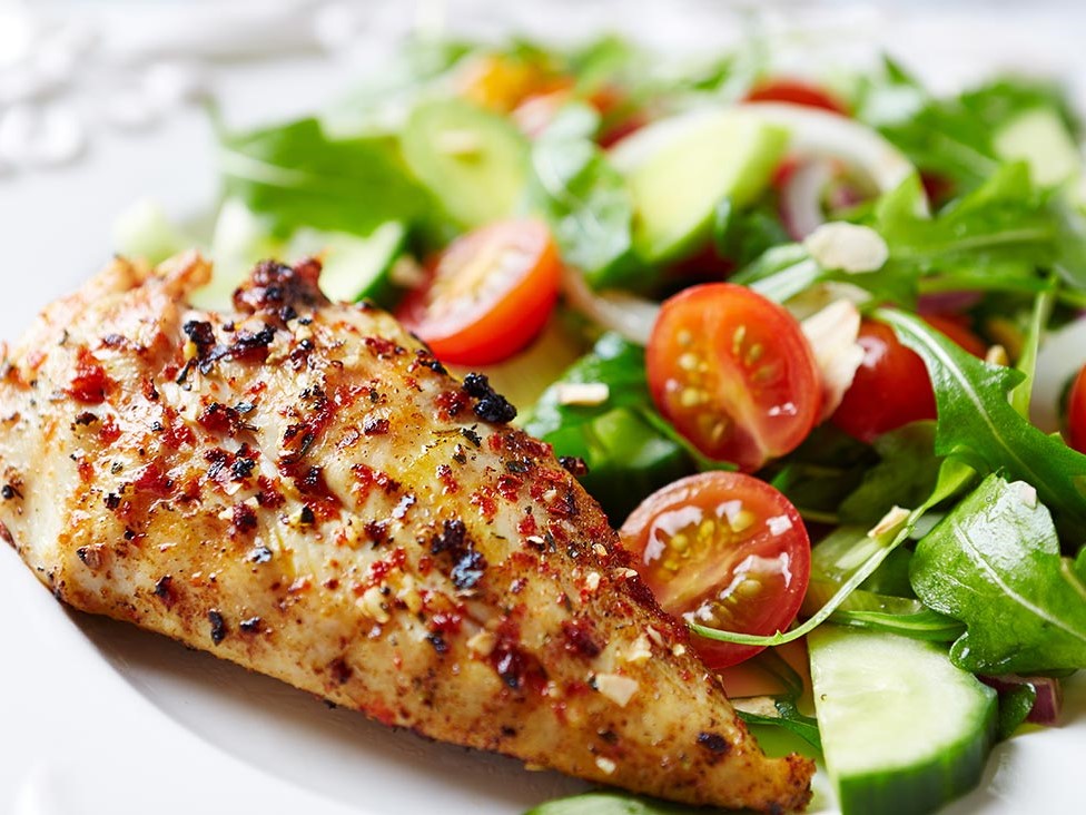 Salada leve com frango grelhado